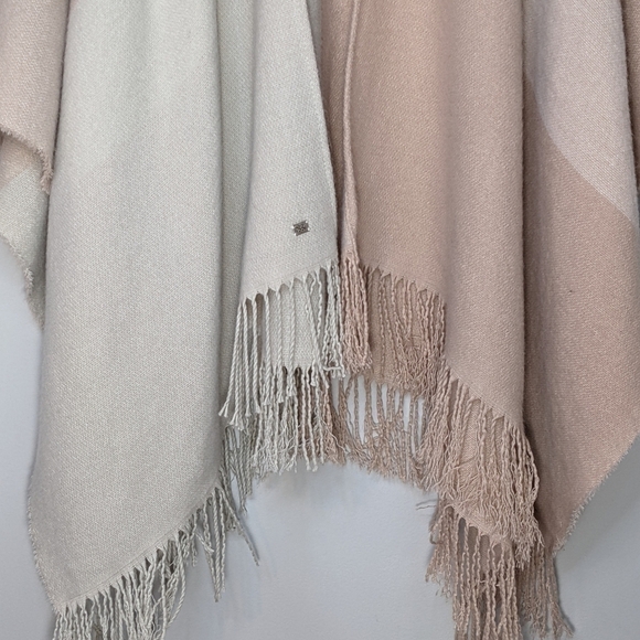 SOIA & KYO Blush Rose Pink Fringe Shawl Scarf Wrap Cardigan Blanket Poncho OS - Picture 5 of 16